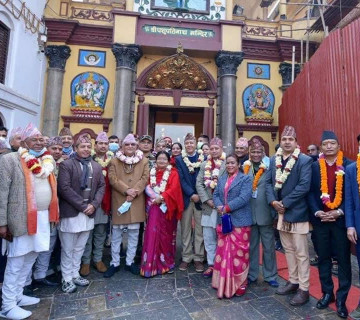 पशुपतिनाथ पुगेर प्रधानमन्त्रीले गरे विशेष पूजा